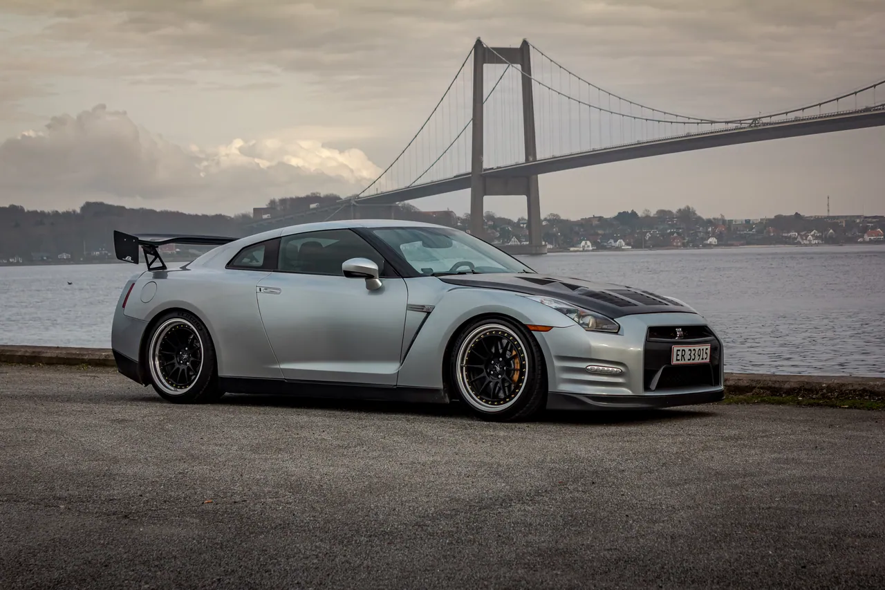 Sølvgrå Nissan GT-R foran Lillebæltsbroen